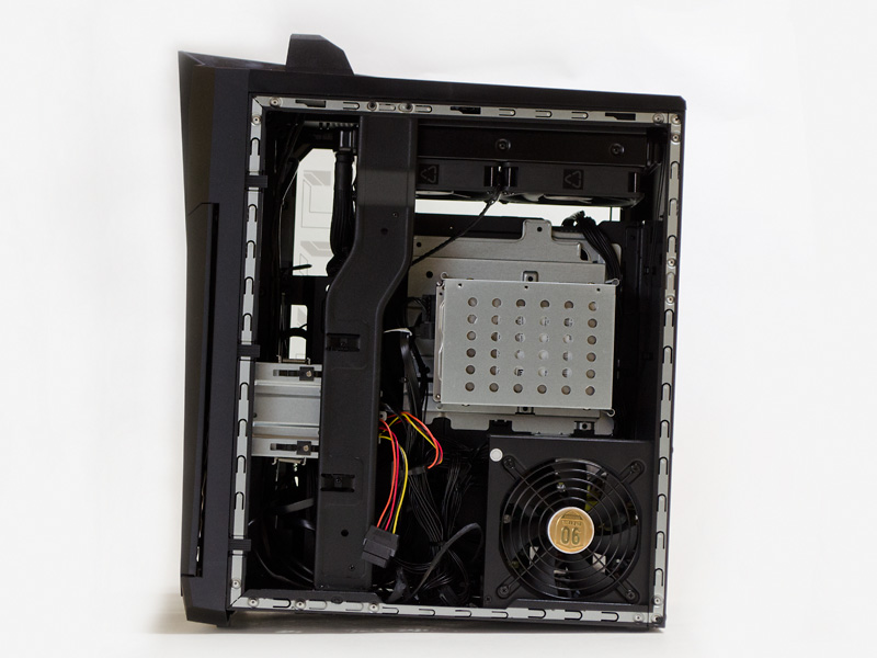 右サイド(パネルを開けたところ)。右下に700W電源、その上に3.5インチドライブベイ×2(内1つ2TB HDD)