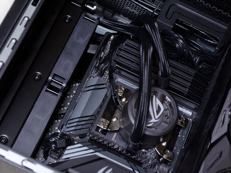 内部1。プロセッサは水冷式。その上にメモリスロット4つで16GB×4が装着済み