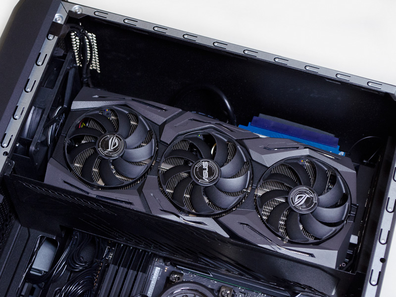 内部2。ライザーカードを使いGeForce RTX 2080 Tiを装着し、拡張スロット上部を覆っているため、拡張スロットは使用できない