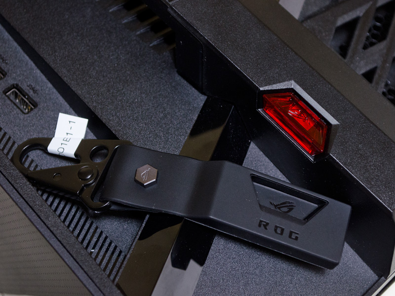 付属するROG Keystoneと呼ばれるチップをここへセットすると(磁石で固定)……