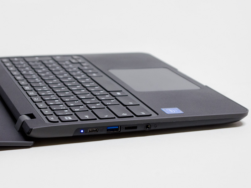 ステータスLED、Type-C、USB 3.0、microSDカードスロット、音声入出力