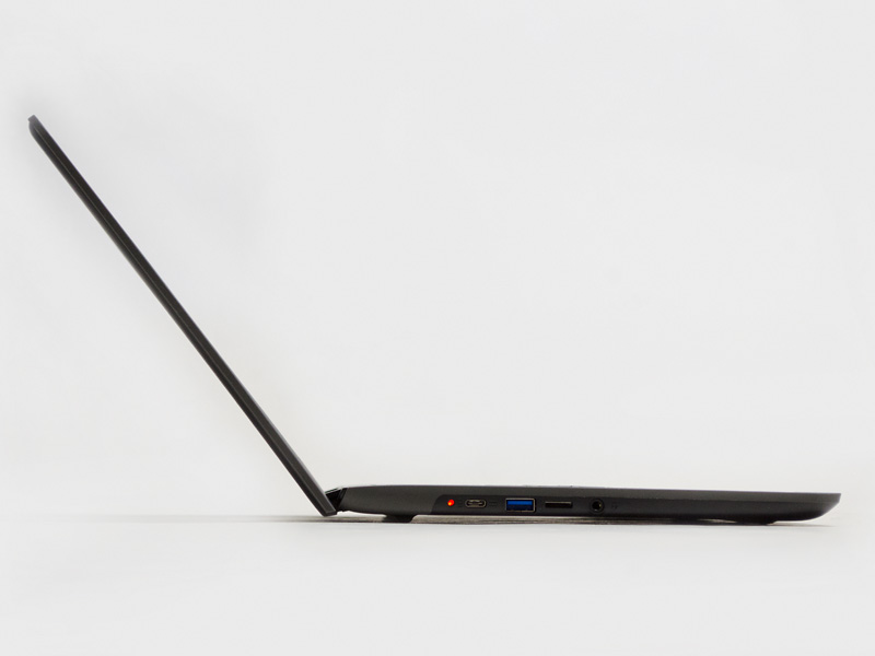 後ろの足が高く、キーボード面が若干手前に傾いているのがわかる