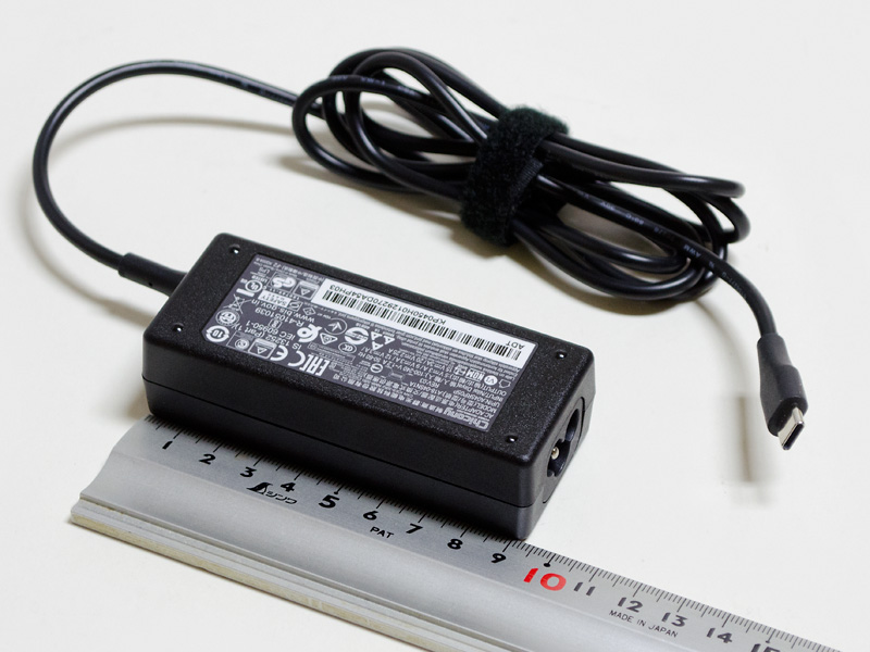 付属のACアダプタのサイズは約90×37×25mm(幅×奥行き×高さ)、重量154g。出力は5V/3A、9V/3A、12V/3A、15V/3A、20V/2.25A
