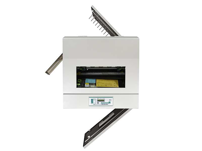 用紙交換のための開閉用扉を前面、背面、左側面に配置