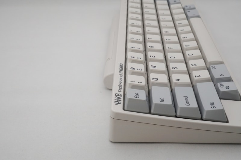 横から見ると少し出っ張っている