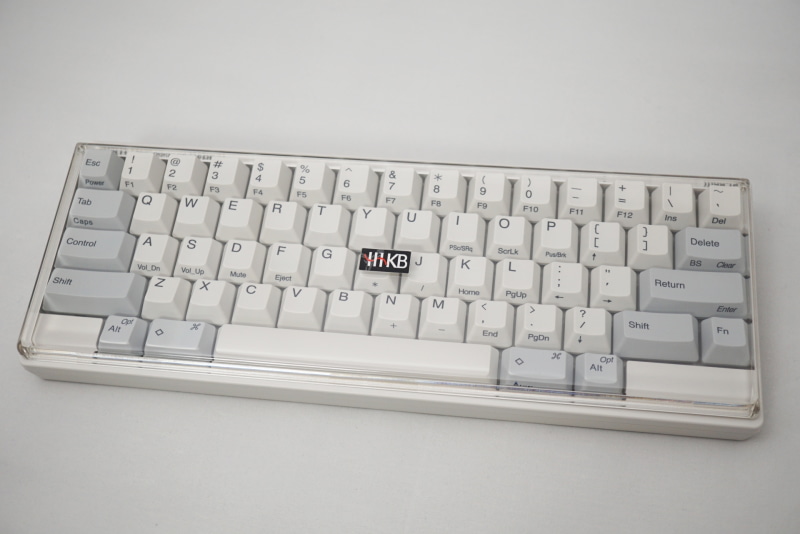 初回購入特典としてついてきた「<a href="https://www.pfu.fujitsu.com/direct/hhkb/hhkb-option/detail_pz-kbrf-hhc.html" class="n" target="_blank">HHKBキーボードルーフ</a>」。価格は4,400円と結構高い