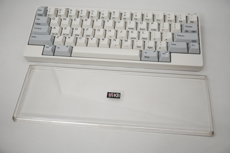 初回購入特典としてついてきた「<a href="https://www.pfu.fujitsu.com/direct/hhkb/hhkb-option/detail_pz-kbrf-hhc.html" class="n" target="_blank">HHKBキーボードルーフ</a>」。価格は4,400円と結構高い