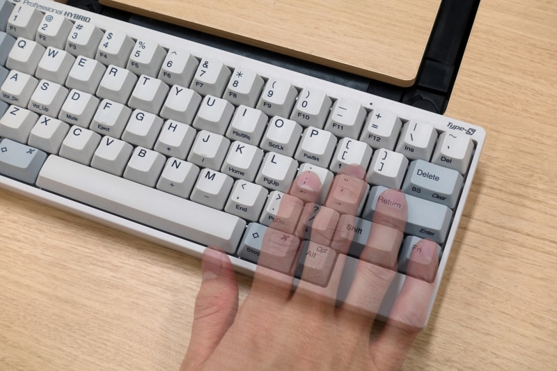 カーソルキー操作の基本ポジション。「Fn」キーに小指を置くと、自然と人差し指が「←」に、中指は「→」キーに来る