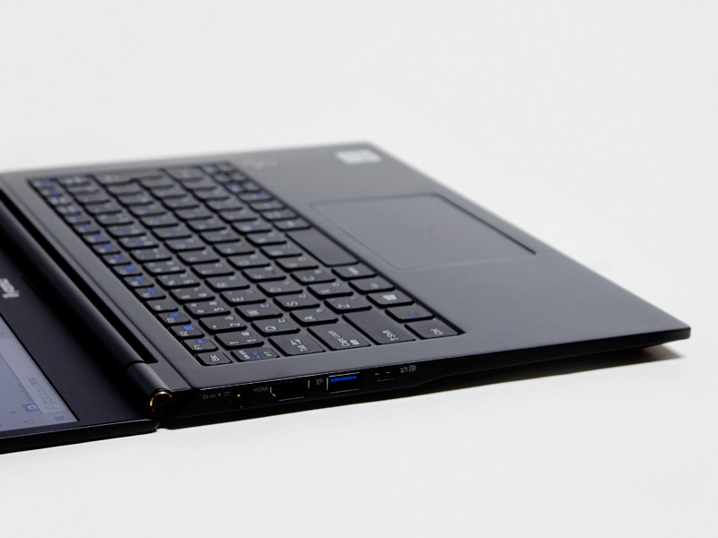 左側面に電源入力、HDMI、USB 3.0、Type-C。パネルは180度傾けることができる