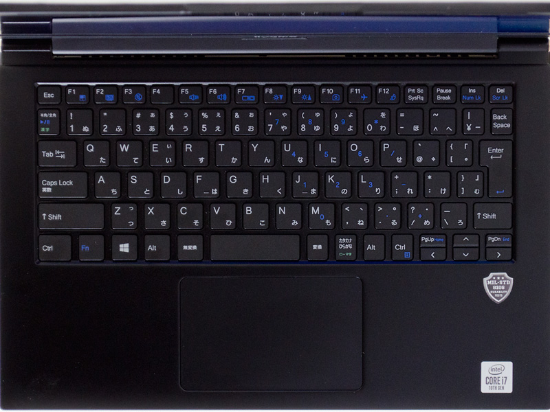 キーボードはアイソレーションタイプの日本語配列。タッチパッドは1枚プレート型