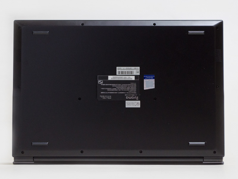 底面四隅にゴム足。手前少し斜めに切り込んだ部分左右のスリットにスピーカー