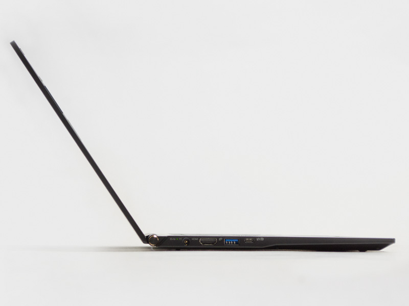 コネクタの高さから結構スリムなのがわかる