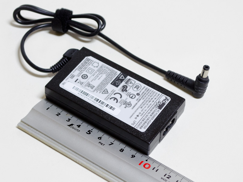 付属のACアダプタのサイズは97×52×15mm(幅×奥行き×高さ)、重量141g、出力19V/3.42A