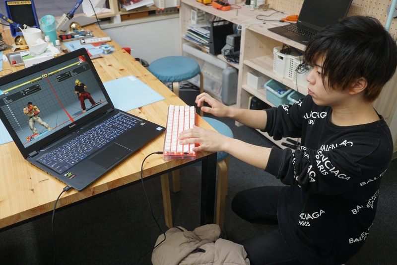 店長が特別に用意してくれたファームウェアを適用したキーボードでストリートファイターVを試遊したところ、左右の移動キーを同時押ししたときにキャラクターがきちんと静止した