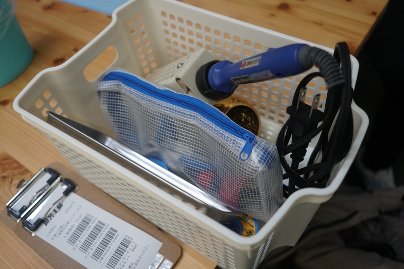 購入したキーボードは店内の工作スペースで組み立てられる。スペースの利用料は2時間500円