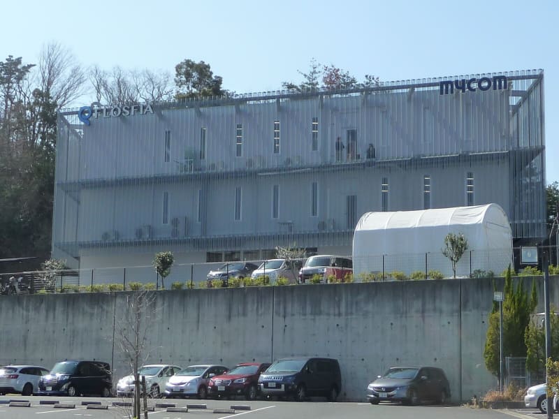 京都大学の桂キャンパス側から撮影したFLOSFIA(フロスフィア)の建物外観。左上にロゴマークが見える。2020年3月12日に筆者が撮影