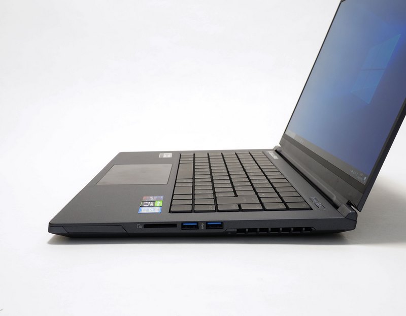 左右および背面にバランスよく搭載されたインターフェイス。有線LANに加え、高速なThunderbolt 3(Type-C)も搭載