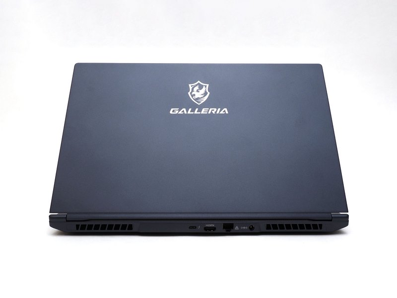 左右および背面にバランスよく搭載されたインターフェイス。有線LANに加え、高速なThunderbolt 3(Type-C)も搭載