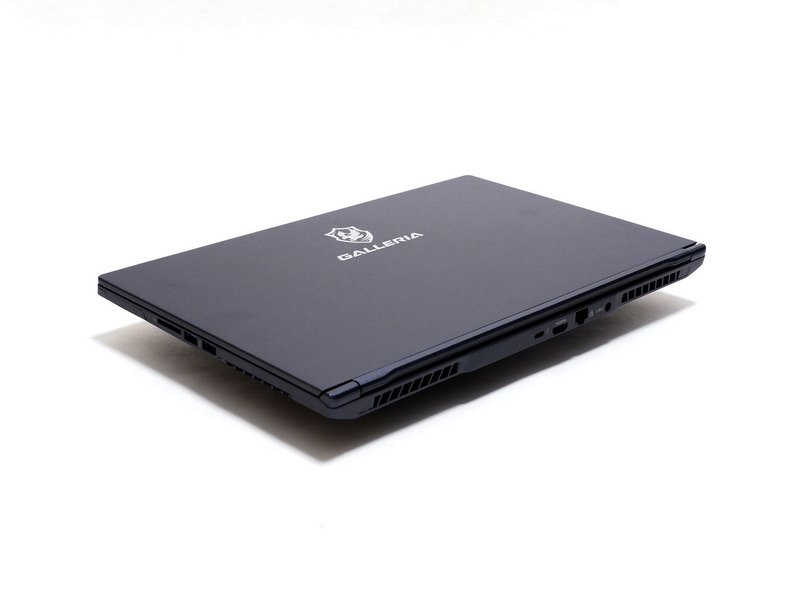 本体サイズは356.4×233.6×20.5mm(幅×奥行き×高さ)。15.6型対応バッグには余裕をもって収められる