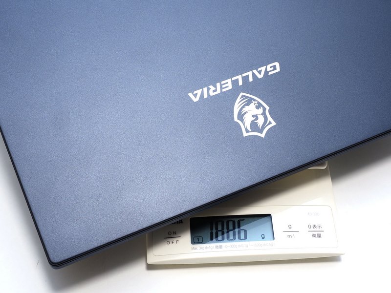 重量は約1.87kg。カスタマイズによって多少変化するが2kgを切る