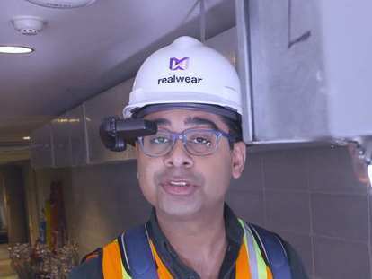 Microsoftが公開したTeamsが動作するRealWearのフィールドワーカー用ウェアラブルデバイス(Microsoftのオンライン記者会見より、筆者がキャプチャー、以下同)