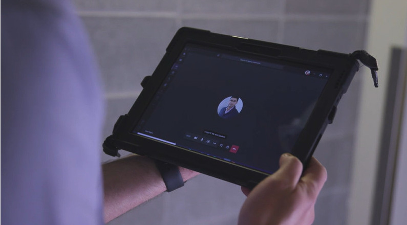 音声でTeamsのメニューから通話相手を選び、連絡をとって、作業のポイントなどを聞くことができる