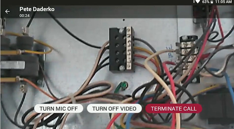 音声でTeamsのメニューから通話相手を選び、連絡をとって、作業のポイントなどを聞くことができる
