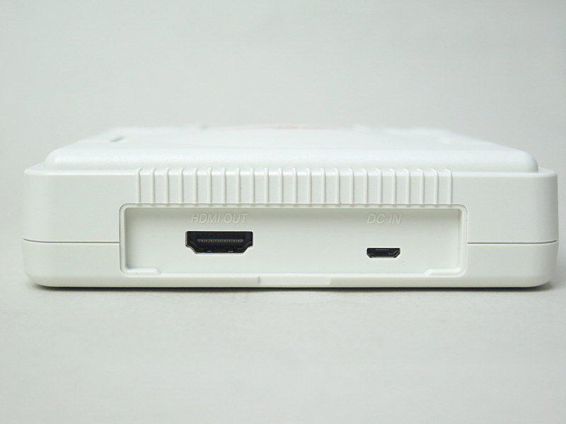 カバーを外すとHDMIとMicro USBポートが見える