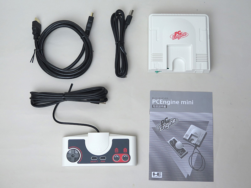 パッケージ内容。ほかの復刻版と同様、ACアダプタは付属せず、自分で用意する必要がある