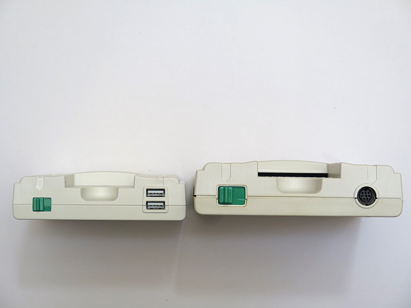 前面の比較。カードスロットはminiでは省かれている