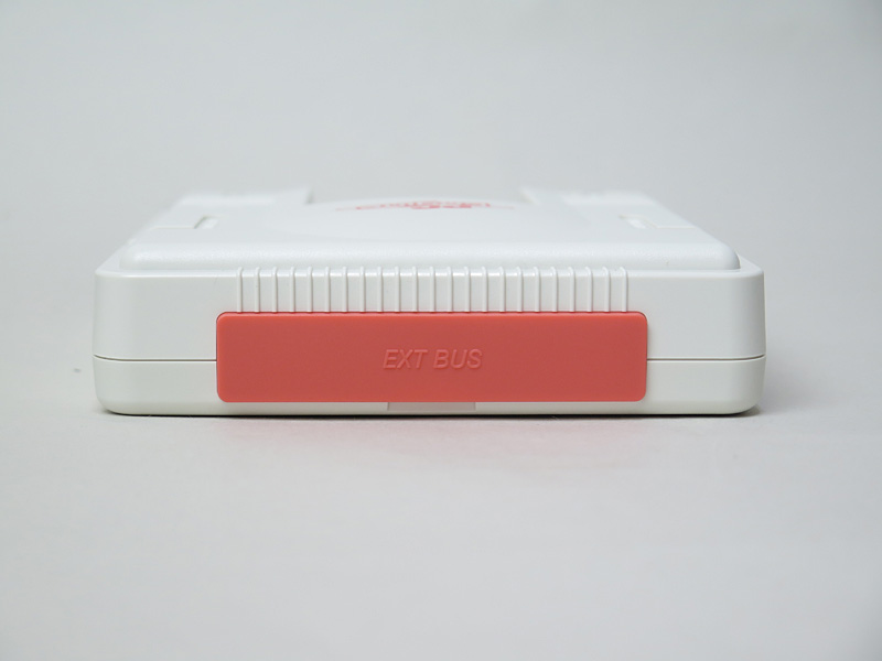 本体背面はオリジナルと同様、あらかじめカバーが取り付けられている