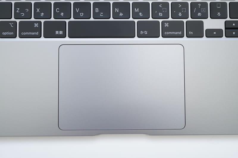 トラックパッドの大きさは前モデルと変わらない