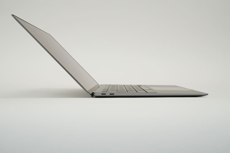 限界まで開いた状態の左側面