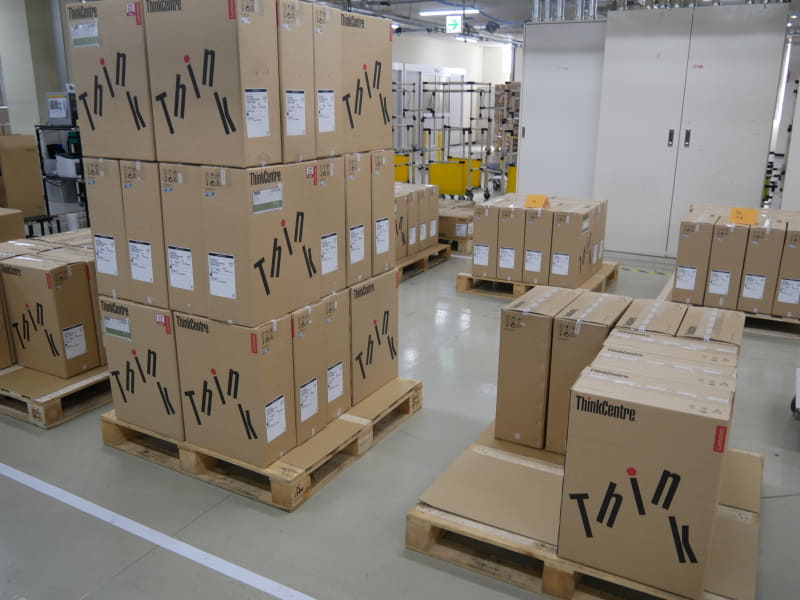 出荷を待つThinkCentre