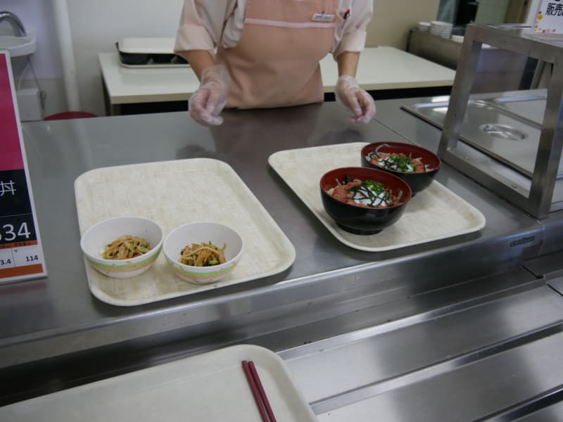 受け取りカウンターに用意された日替わりグルメ丼のねぎとろユッケ丼