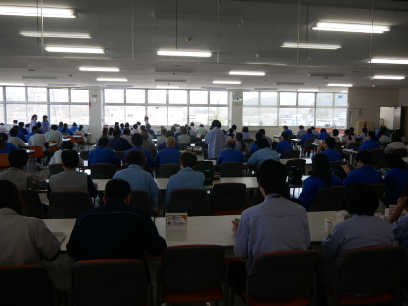 新型コロナウイルスの広がりにあわせて机の向きを一方向にした。山形県内からの感染者は現時点では出ていない