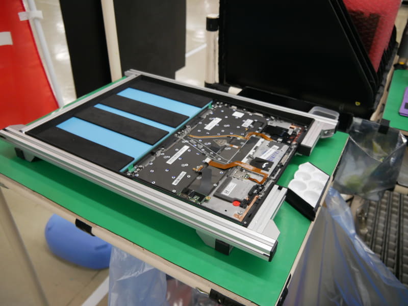 生産ラインに投入されるボトムケース