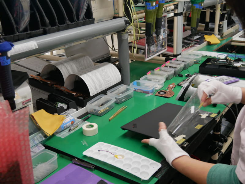 天板部のビニールをはがして、本体に固定する