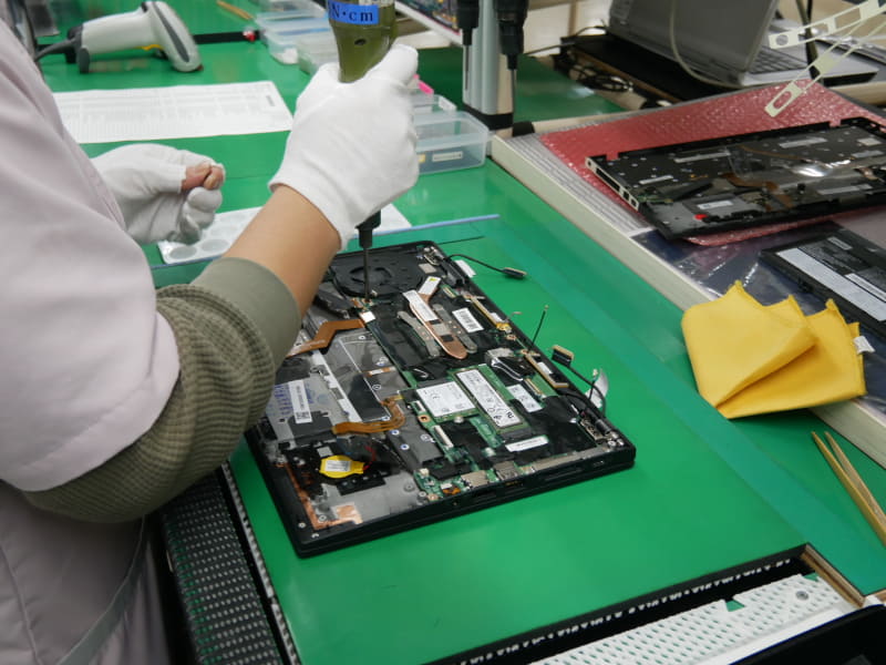 ボトムケースに部品を組みつける