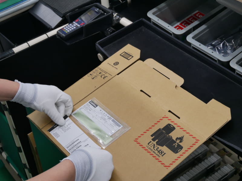 外装箱にもさまざまなシールなどを貼る