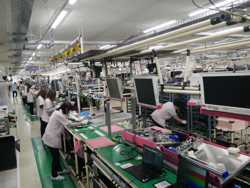 こちらはNECのLAVIEシリーズの生産ラインの様子。作業者の多能工化を進め、3人で作業を行なう。2万種類のBTOに対応でき、最短3日間で出荷する