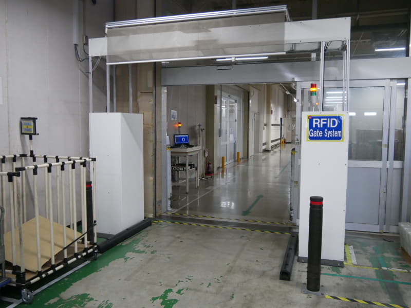 工場に部品を入庫するさいにもRFIDによって一括管理している