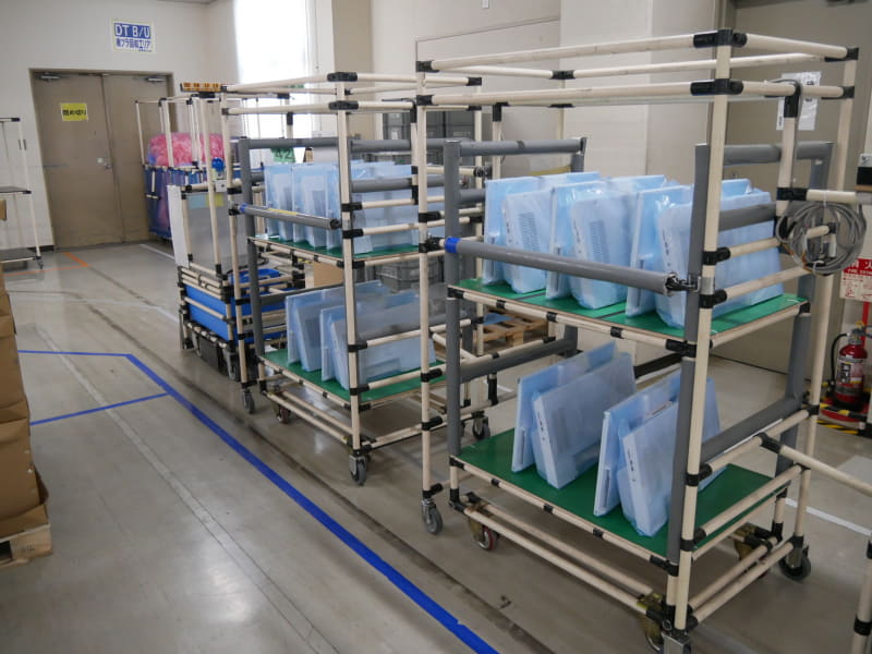 主要な部品や完成品は構内を走るAGVを使って搬送する