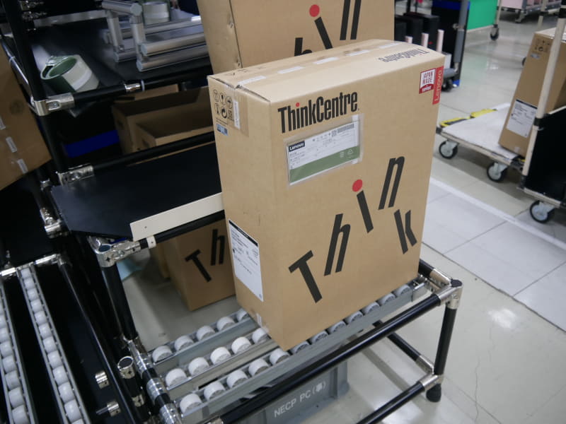 完成したThinkCentreは「JAPAN MADE & SUPPORT」のシールが貼られた梱包箱に入れて出荷される