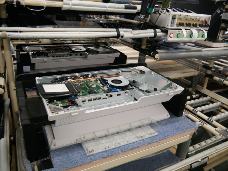 組み立てるペースユニットがライン投入される