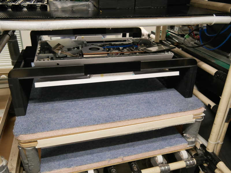 本体は黒い専用ケースに入れられてラインに投入する