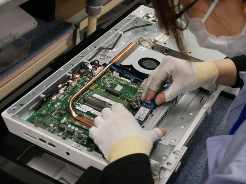 SSDやメモリなどを組み込む