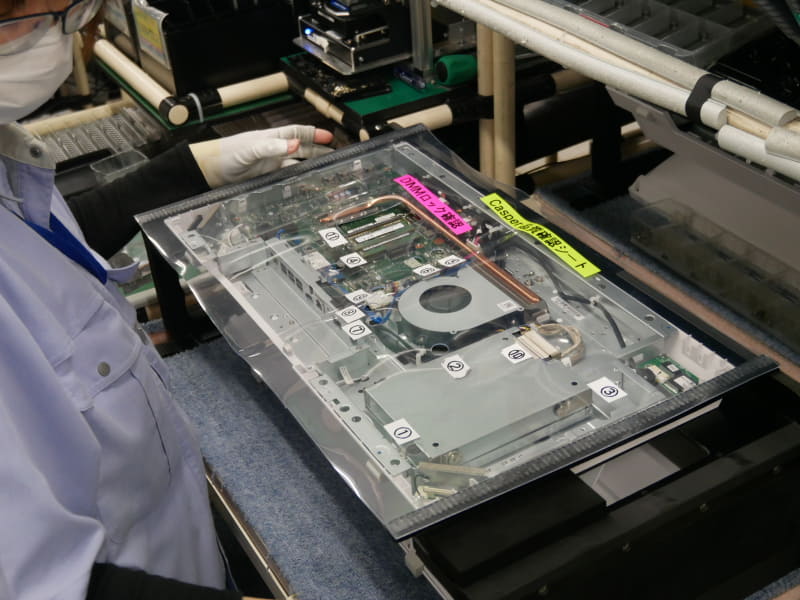 治具を使って作業に漏れがないかの確認を行なう