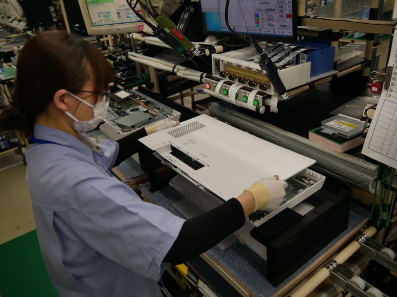 背面のカバーを取りつける