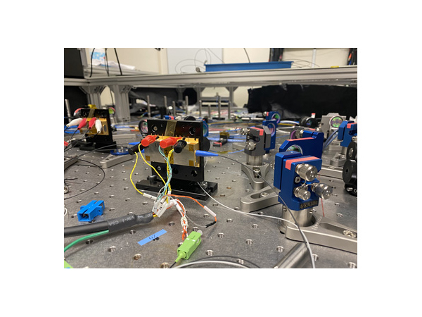 スクィーズド光測定の様子(中央にあるのが開発された光源)